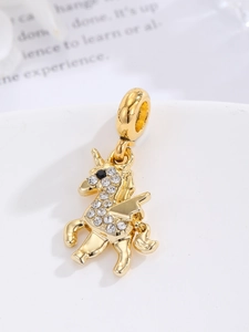 Vue détaillée d'un pendentif licorne dorée serti de strass pour bijoux DIY personnalisés