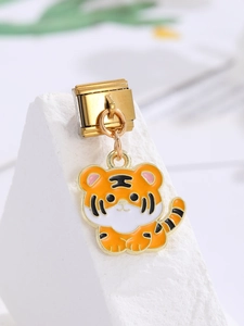 Detalle de un colgante de tigre en esmalte con cierre dorado para joyería modular