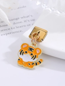 Primer plano detallado de un dije italiano dorado con un colgante de tigre naranja animado