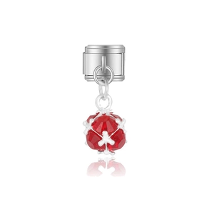 Détail macro du pendentif en cristal rouge avec serti griffes pour bracelets modulaires