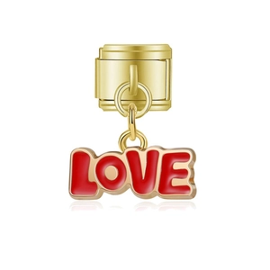 Détail macro d'un module de breloque italienne dorée avec pendentif LOVE en émail rouge