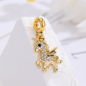 Pendentif licorne doré serti de cristaux blancs avec anneau pour bracelets personnalisés