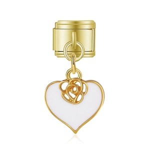 Vue détaillée d'un charm italien doré avec cœur en émail blanc et motif de rose