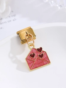 Detalle del charm italiano colgante de sobre rosa con purpurina y corazones rojos