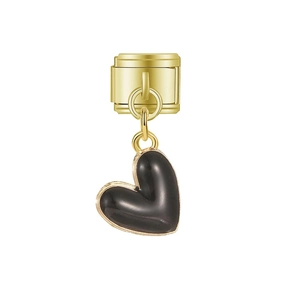 Détail macro du maillon doré avec pendentif cœur en émail noir pour bracelets modulables