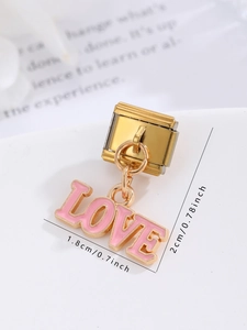 Detalle de un colgante dorado con letras LOVE en esmalte rosa y dimensiones de 2cm de alto