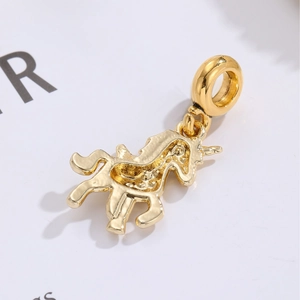 Pendentif licorne doré pour bracelets DIY avec finition miroir polie et fermoir rond