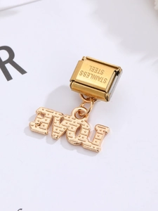 Vista macro de un dije modular de acero inoxidable dorado con colgante LOVE para pulseras