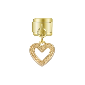 Détail d'un maillon de bracelet modulaire doré avec un pendentif en forme de cœur évidé