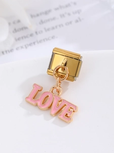 Vista macro detallada de un eslabón de pulsera dorado con dije LOVE de esmalte rosa