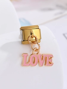 Primer plano de eslabón modular de acero dorado con colgante LOVE de esmalte rosa