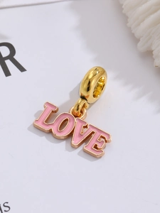 Detaillierte Nahaufnahme von rosa Emaille LOVE Anhänger mit Vergoldung für DIY Schmuck