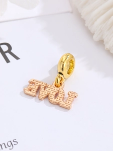 Makro-Detail des LOVE-Anhängers in Gold und Roségold für DIY-Armbänder und Halsketten