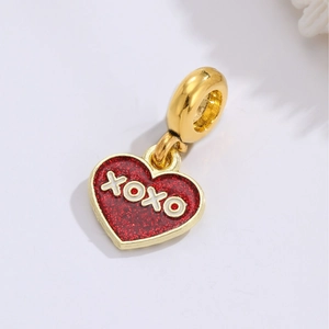 Goldener Herzanhänger mit rotem Glitzer und XOXO-Schriftzug für DIY-Schmuck