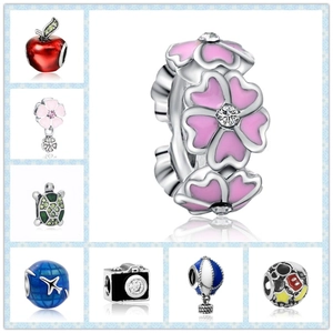 Detailansicht der Emaille- und Zirkon-Charms für DIY-Armbänder und Halsketten-Design