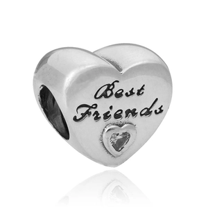 Dettaglio del ciondolo a cuore in argento con incisione Best Friends e zirconia a cuore