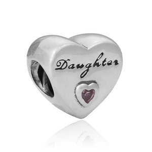 Dettaglio charm a cuore in argento con incisione Daughter e zircone rosa incastonato