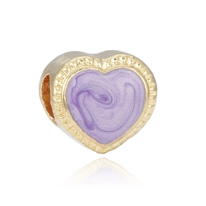 Vista detallada del amuleto de corazón lila con borde dorado y textura de esmalte mármol