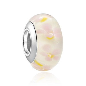 Detailansicht der rosa Kirschblüten-Glasperle mit einem polierten Silbermetallkern