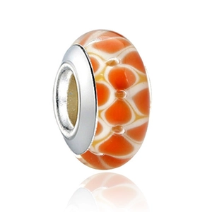 Makroaufnahme der orange-weißen Glasperle mit Blütenmuster und silbernem Metallkern