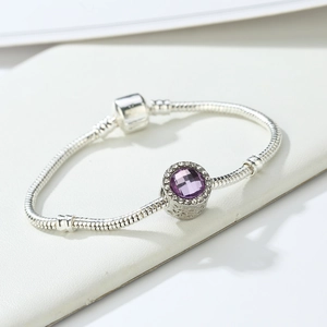 Macro di bracciale a maglia serpente argento con gemma viola e ciondolo di strass