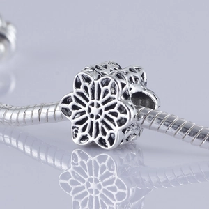 Abalorio vintage de plata con diseño floral hueco y detalles de flor de cerezo