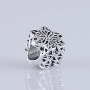 Vista macro de cuenta de flor hueca en plata antigua para pulseras étnicas DIY