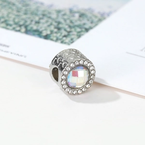 Macro di charm in argento con pietra arcobaleno, strass pavé e cuori traforati