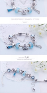 Détail du bracelet à breloques en argent avec perles en verre bleu et breloque carrosse