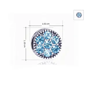 Detailansicht des hellblauen Kristall-Charms mit Maßen von 1,10 cm Höhe und 1,03 cm Breite