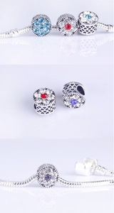 Makro-Detail von Silber-Charm mit bunten Blumenkristallen und Herz-Seiten-Hohlräumen