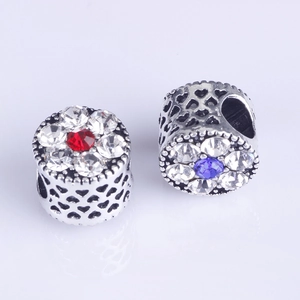 Details der hohlen Herz 925 Silber Charms mit roten und lila Steinen für DIY Armbänder