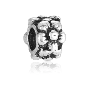 Vista macro de cuenta de margarita en plata antigua para joyería bohemia DIY