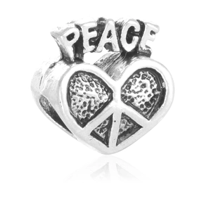 Detalle de dije de corazón de plata vintage con signo de la paz y texto grabado
