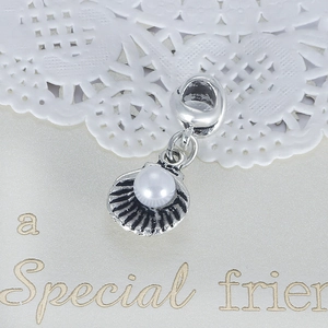 Ethno-Muschelanhänger mit Perle in Silberoptik für sommerlichen DIY-Schmuck