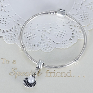 Silbernes Schlangenarmband mit Muschelanhänger und Perle für sommerlichen Schmuck