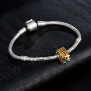 Bracelet maille serpent en argent avec charm bus doré gravé Love et Peace