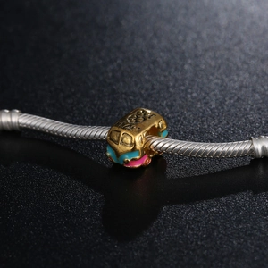 Pendentif bus vintage doré en émail avec gravure PEACE sur un bracelet serpent