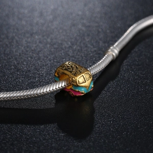 Pendentif bus scarabée doré avec gravure Love Peace sur une chaîne serpent argentée