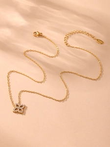 Detail der Gold-Schneeflocken-Kette mit S.Steel-Marke und Zirkonia auf Wasserwellen-Hintergrund