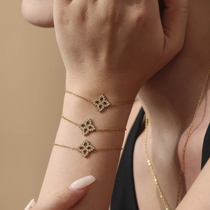 Elegantes Halsketten und Armband Set in Gold mit mikroverzierten Zirkonia Schneeflocken
