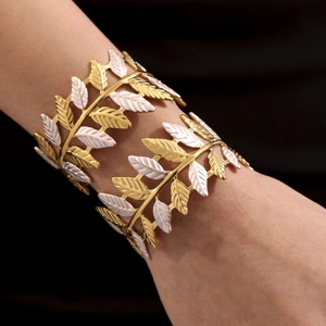 Bracciale a polsino con foglie d'ulivo in oro e smalto bianco con design a fascia aperta
