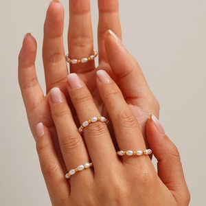 Eleganti anelli elastici con perle e sfere dorate da donna dal design minimalista chic