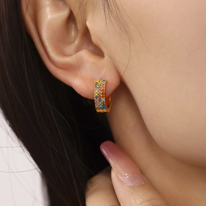 Orecchini Huggie Hoop in Acciaio Inossidabile con Zirconia per Donna Placcati in Oro PVD con Zirconia Arcobaleno Temperamento