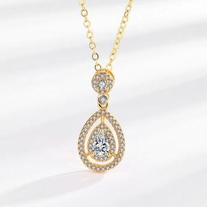 Lussuoso Ciondolo Halo in Rame Zirconia a Goccia di Pera per Donna Elegante Ciondolo a Goccia Solo Senza Catena Gioielli