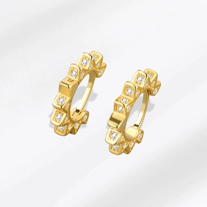 Boucles d'oreilles créoles dorées en forme d'engrenage avec strass brillants pour femme