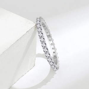 Eleganter S925 Sterlingsilber Eternity Ring mit funkelnden runden Zirkonia-Steinen