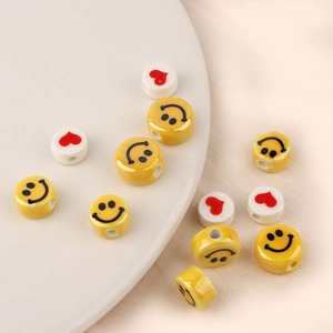 Cuentas de cerámica DIY con caras sonrientes amarillas y corazones rojos