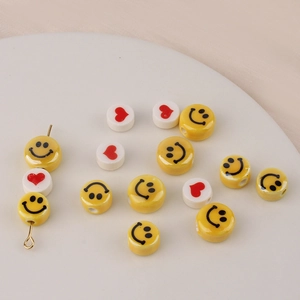 Set de cuentas para joyas DIY con caras sonrientes amarillas y corazones de cerámica