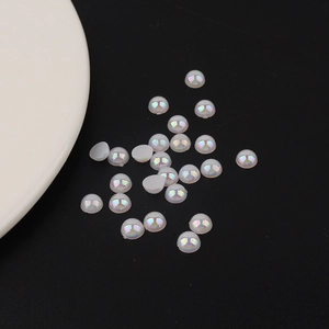 Détail macro de demi-perles acryliques irisées pour décoration de coque de téléphone DIY